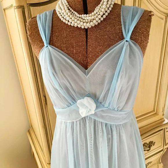 ADORABLE VINTAGE "VANITY FAIR" BLUE OMBRE DOUBLE NYLON CHIFFON NIGHTGOWN!